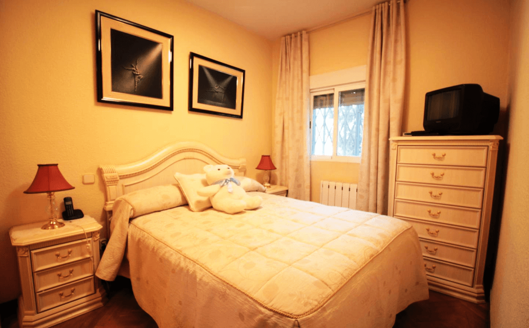 马德里女王宫超值三居室阳光通透舒适温馨实景拍摄图卧室