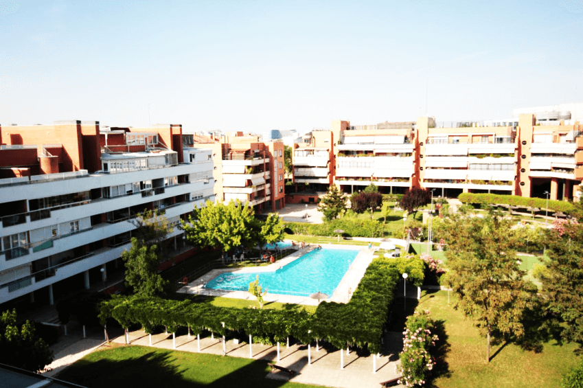 马德里北部顶级富人区豪华复式楼豪华装修大天台私人泳池房产实景拍摄图公共泳池