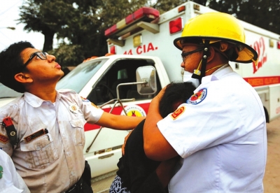 6月4日，消防员安慰一名失去亲人的女子。乔鸿社照片
